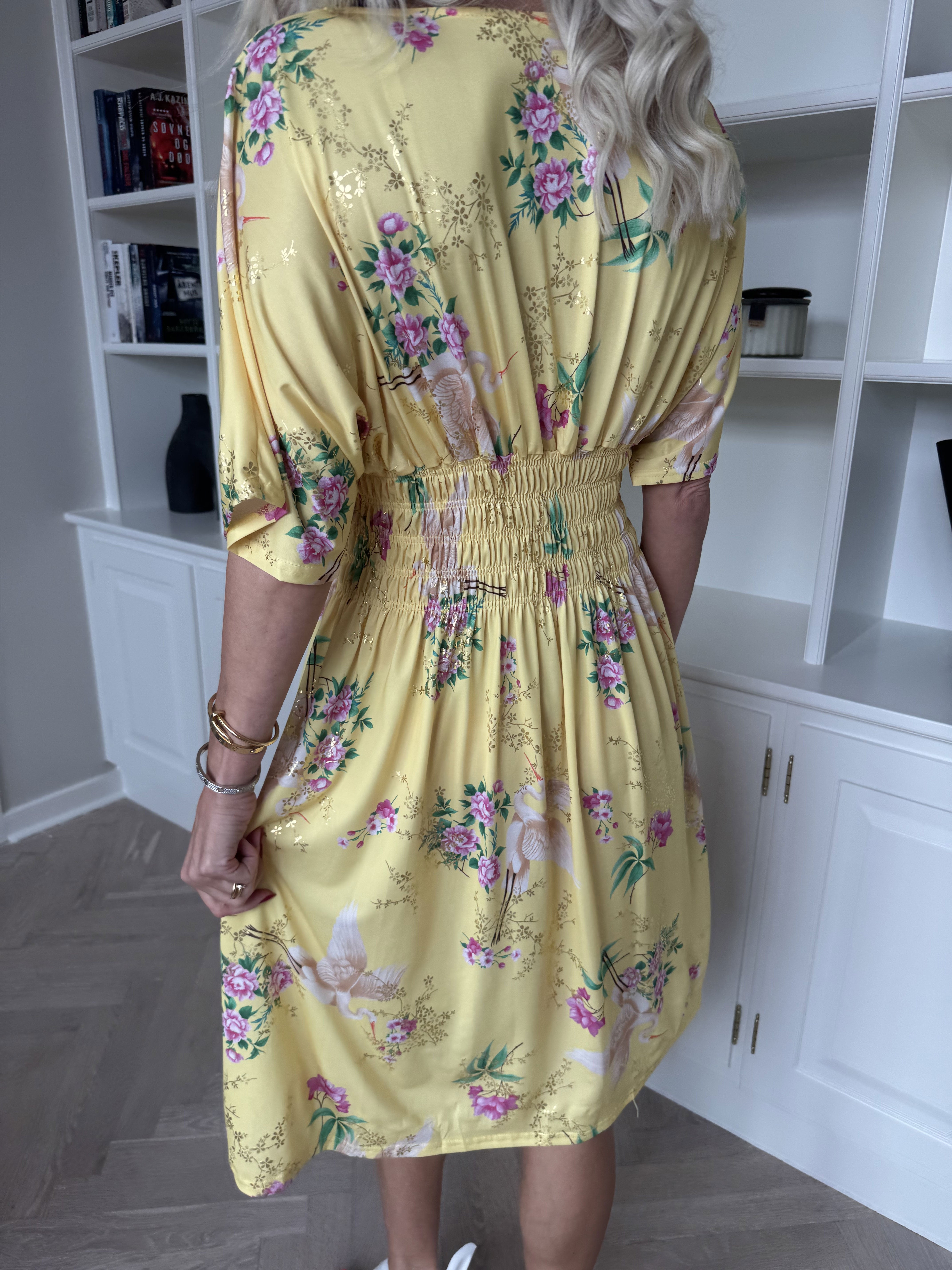 Pams Fly Short - Elastisk klänning med blommor och fåglar